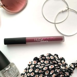 HUDA Beauty Liquid Matte Lipstick | Material Girl